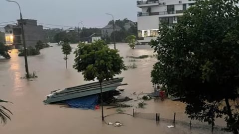 Thái Nguyên mưa lớn, phố ngập gần 1m, hàng nghìn hộ dân khốn đốn trong đêm