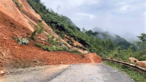 Sạt lở đất gây tắc đường ở Hòa Bình, người dân phải đi đường vòng