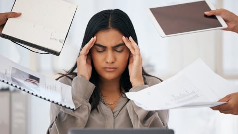 Giới trẻ kiệt sức vì ‘ngày làm việc không hồi kết’