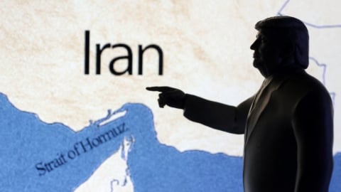 Siêu tàu chở dầu quay đầu khẩn cấp khi Iran dọa phong tỏa eo biển Hormuz