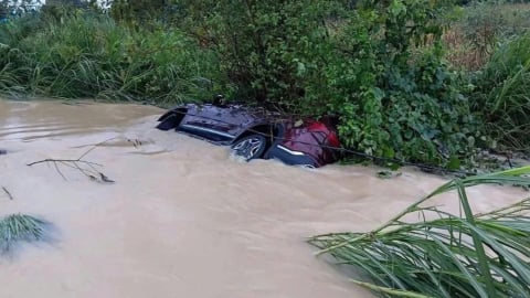 Tuyên Quang: Đi nhầm vào đập tràn, ô tô chở năm người bị lũ cuốn 