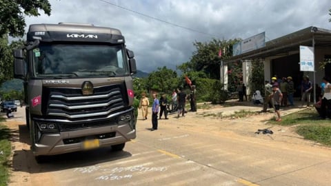 Đắk Lắk: Xe đầu kéo tông xe đạp điện, hai học sinh tử vong