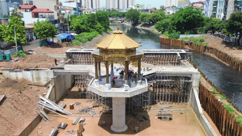 Công trình lạ mắt xuất hiện trên sông Tô Lịch, Hà Nội