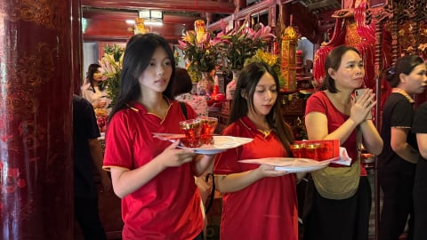 Sĩ tử Hà Nội cầm máy tính, phiếu dự thi đến Văn Miếu cầu may trước kỳ thi THPT 2025