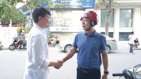 Kỳ thi tốt nghiệp THPT 2025: Phụ huynh hồi hộp dặn dò con trước giờ G
