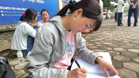 Phụ huynh dậy từ 4h sáng, vượt 40 km đưa con đi thi tốt nghiệp THPT