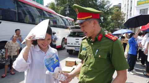 Chiến sĩ công an đảm bảo giao thông, phát nước miễn phí cho thí sinh giữa trời nắng nóng