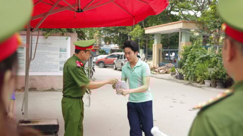 Tiếp sức mùa thi: Sức trẻ công an đồng hành cùng thí sinh 'vượt vũ môn'