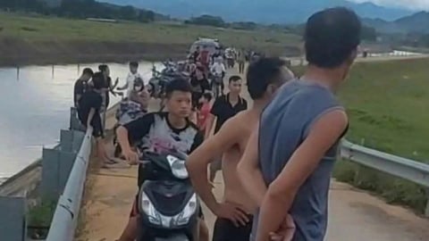 Hà Tĩnh: Anh 12 tuổi lao xuống kênh cứu em 4 tuổi, cả hai đuối nước thương tâm