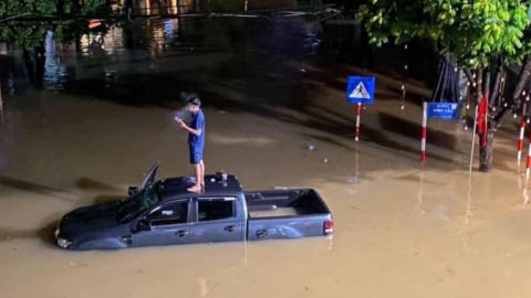 Thái Nguyên tiếp tục ngập sâu, ô tô chìm trong biển nước