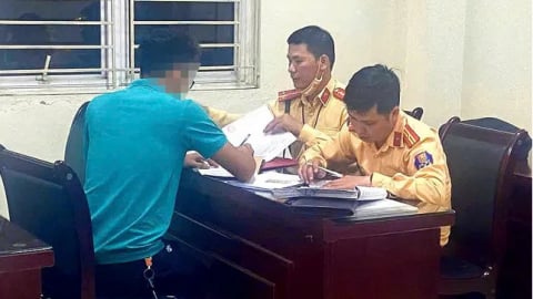 Hà Nội: Chở 6 trẻ em trên thùng xe bán tải, tài xế  bị phạt 6 triệu đồng