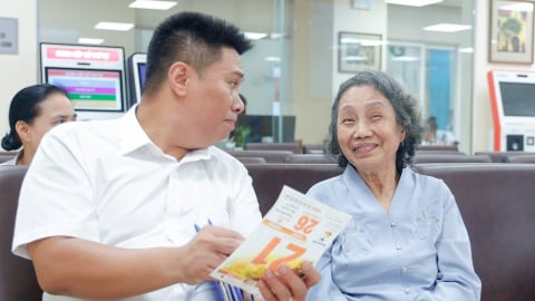 Người dân Hà Nội làm dịch vụ công trong ngày đầu vận hành chính quyền 2 cấp