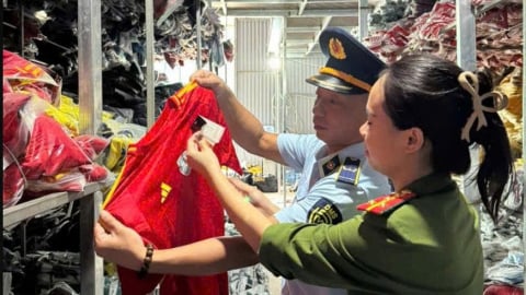 Thủ đoạn tinh vi của chủ kho hàng quần áo giả nhãn hiệu nổi tiếng