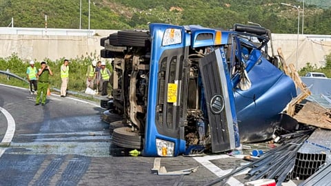 Khánh Hòa: Xe tải lật trên đường dẫn cao tốc Nha Trang - Cam Lâm, 2 người tử vong