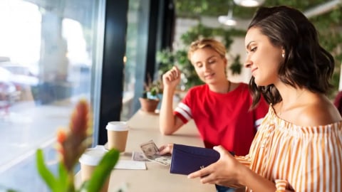 Gen Z quay về ‘chiêu’ xài tiền kiểu cũ để kiểm soát chi tiêu