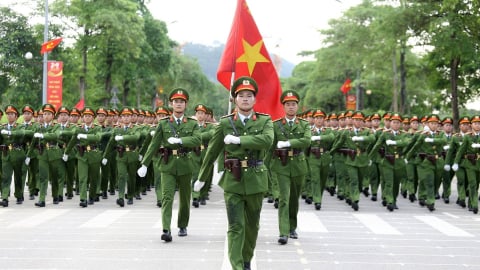 Hàng nghìn chiến sĩ công an luyện diễu binh dưới 'nắng lửa'