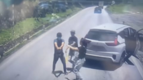 Cầm vật nghi súng, hai người đàn ông lao ra từ ô tô, đe dọa tài xế xe tải