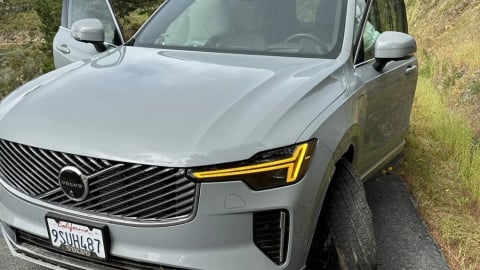 Xe Volvo XC90 Recharge mất phanh khi đổ đèo, tài xế suýt rơi xuống vực