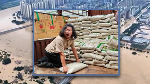 Người đàn ông khuyết tật quyên góp hàng tấn đồ cứu trợ cho vùng lũ