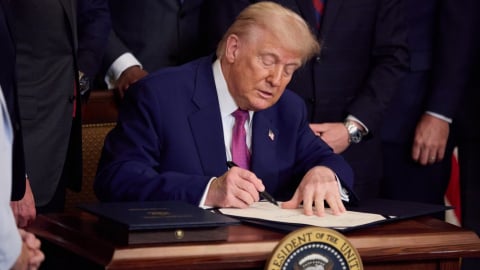 Sau Nhật, Hàn, Tổng thống Trump công bố thuế quan cho 12 quốc gia, cao nhất 40%