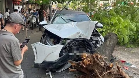 Hà Nội: Xe ô tô lao qua ngã tư, đâm liên hoàn gần 10 phương tiện khiến nhiều người bị thương