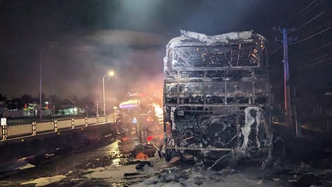 Xe khách cháy trơ khung trong đêm, nhiều người thoát nạn