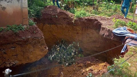 Phú Thọ: Di dời khẩn cấp 2 hộ dân khỏi 'hố tử thần' 