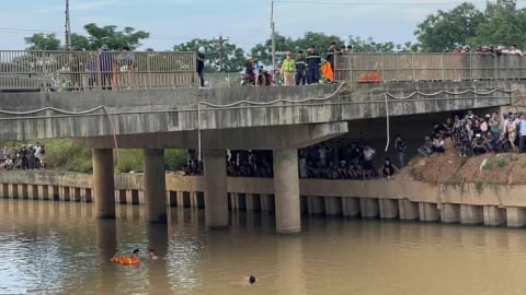 Nghệ An: Chiếc ô tô rơi sông cuốn theo bé trai, nghi còn nạn nhân mắc kẹt