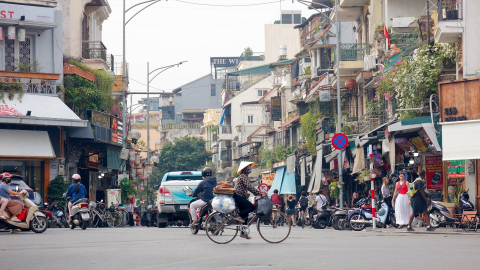 Hàng quán ở phố cổ Hà Nội mở cửa trở lại sau một tháng 'án binh'