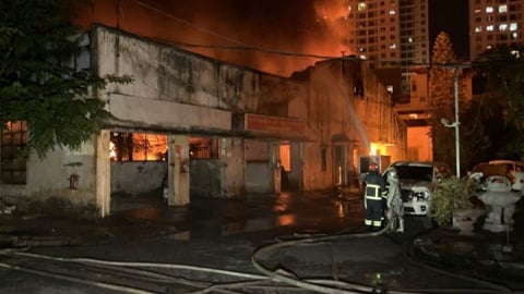 Hà Nội: Cháy lớn tại kho xưởng 1.700m² Trương Định, cảnh sát PCCC gặp nạn