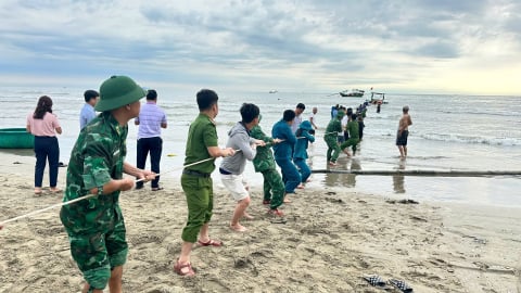 Hà Tĩnh: Tàu du lịch chìm giữa đêm, 34 người nhảy xuống biển thoát thân