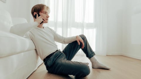 Thói quen nghe điện thoại trong im lặng của Gen Z gây tranh cãi