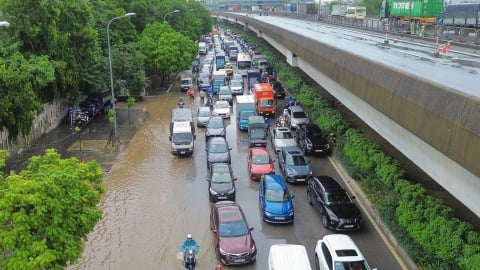 Hà Nội: Đường Nguyễn Xiển ngập sâu, xe cộ 'chôn chân' sau cơn mưa lớn
