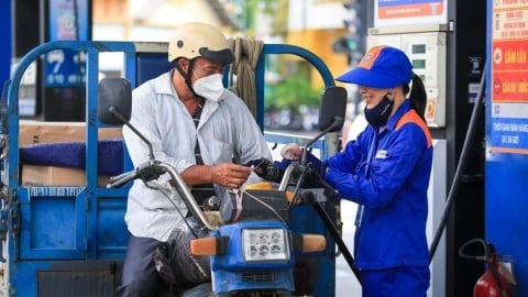 Giá xăng giảm, giá dầu lại bật tăng