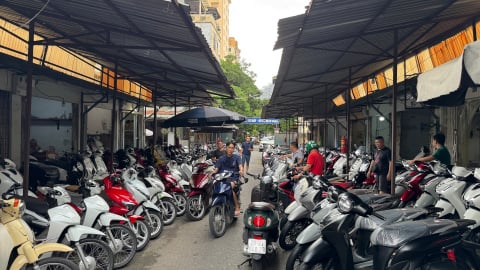 Thị trường Hà Nội xoay chiều 'chóng mặt' sau lệnh cấm xe máy xăng