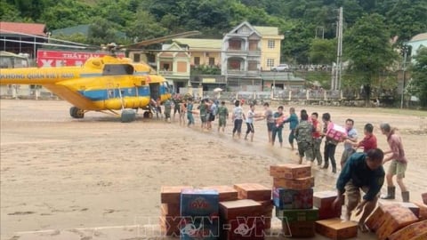 Quân đội điều động máy bay trực thăng chuyển hàng cứu trợ vào Nghệ An