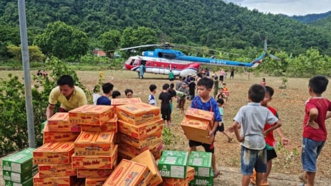 Bộ Quốc phòng tiếp tục huy động trực thăng mang hàng cứu trợ vùng lũ Nghệ An