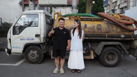 Thiếu gia Trung Quốc đi làm lái xe hút bể phốt, tan làm lái Mercedes