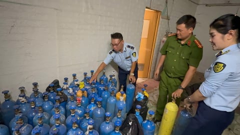 Hà Nội tạm giữ hàng trăm bình khí cười không rõ nguồn gốc