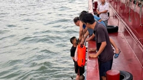 Hà Tĩnh: Hai cha con bị sóng cuốn, lênh đênh 13 giờ giữa biển