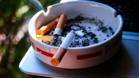 Vợ sảy thai ba lần nhưng chồng không chịu cai thuốc