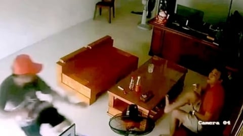 Người đàn ông bị chém đứt tay khi đang ngồi hút thuốc trong nhà