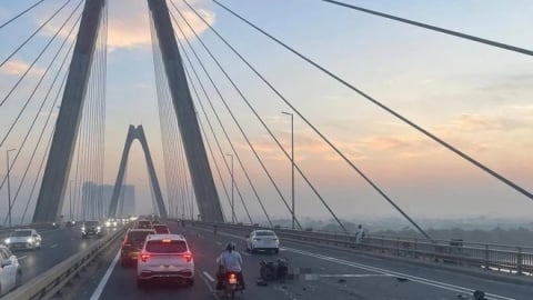 Xe phân khối lớn biến dạng, tài xế tử vong trên cầu Nhật Tân