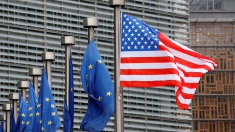 Mỹ - EU: Ô tô được 'ân xá', rượu vang 'ngậm đắng' chịu thuế 15%