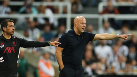 HLV Arne Slot chỉ trích lối chơi phản bóng đá của Newcastle