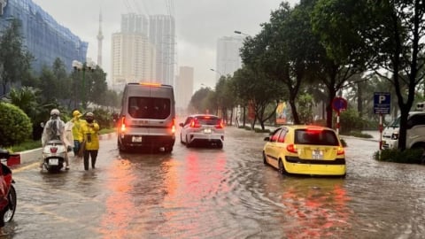 Mưa lớn kéo dài gây ngập sâu nhiều tuyến đường tại Hà Nội do bão số 5 