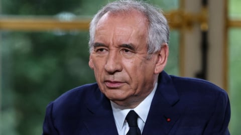 Chính trường Pháp rung chuyển khi Thủ tướng Bayrou từ chức, đẩy Tổng thống Macron vào thế khó