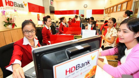 Khoe lãi tăng gấp đôi, HDBank trả lương nhân viên bét bảng
