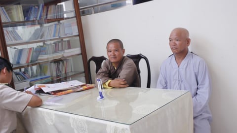 Cạo đầu đi xin tiền, 2 sư giả bị đưa vào trung tâm bảo trợ