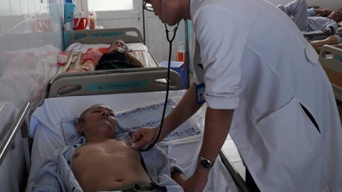 Đau đầu cả năm không khám, vào viện phát hiện u khổng lồ